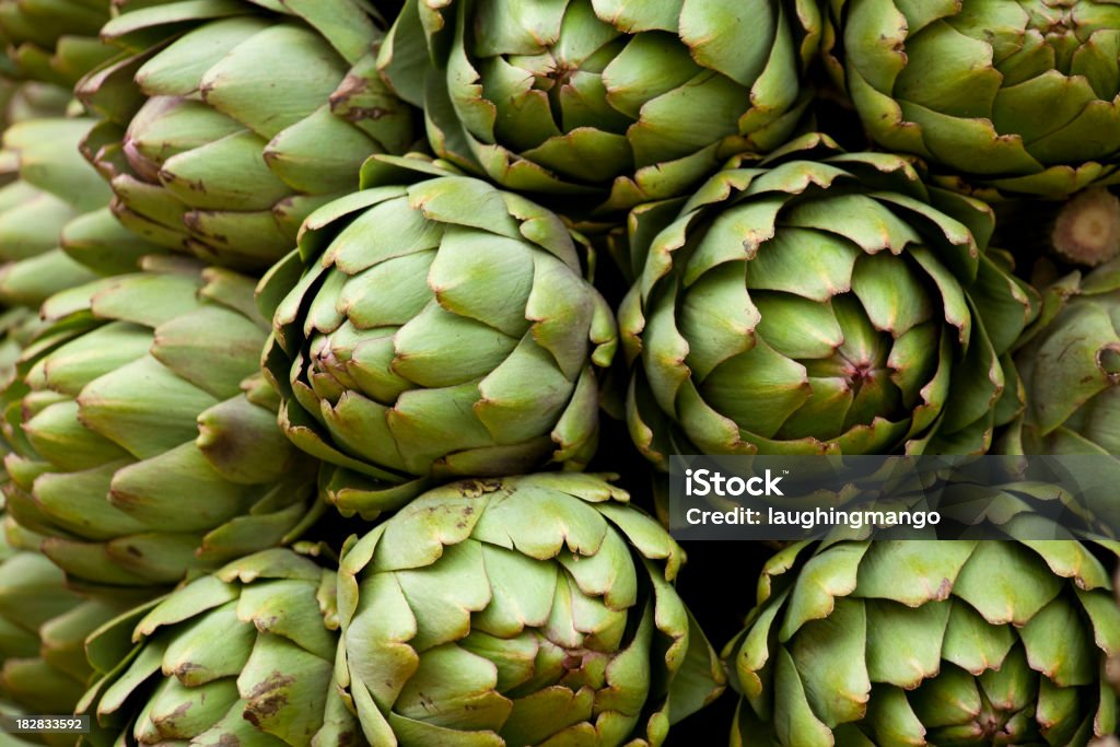 artichokes local farmer's market - Foto de stock de Alcachofa libre de derechos