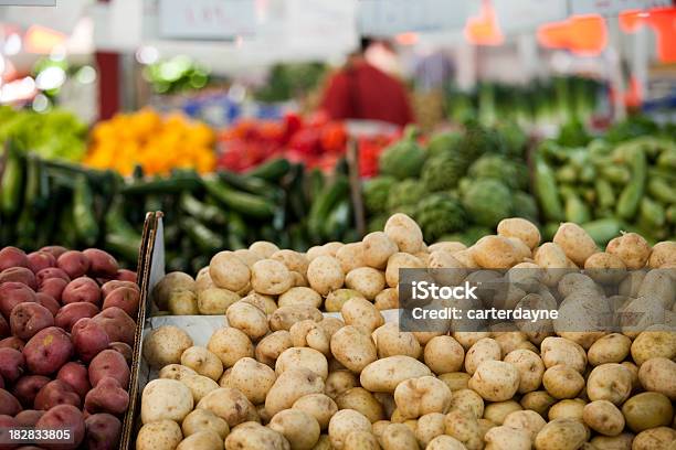 Viel Frische Kartoffeln Auf Einem Bauernmarkt Stockfoto und mehr Bilder von Naturkostladen - Naturkostladen, 2000-2009, 21. Jahrhundert