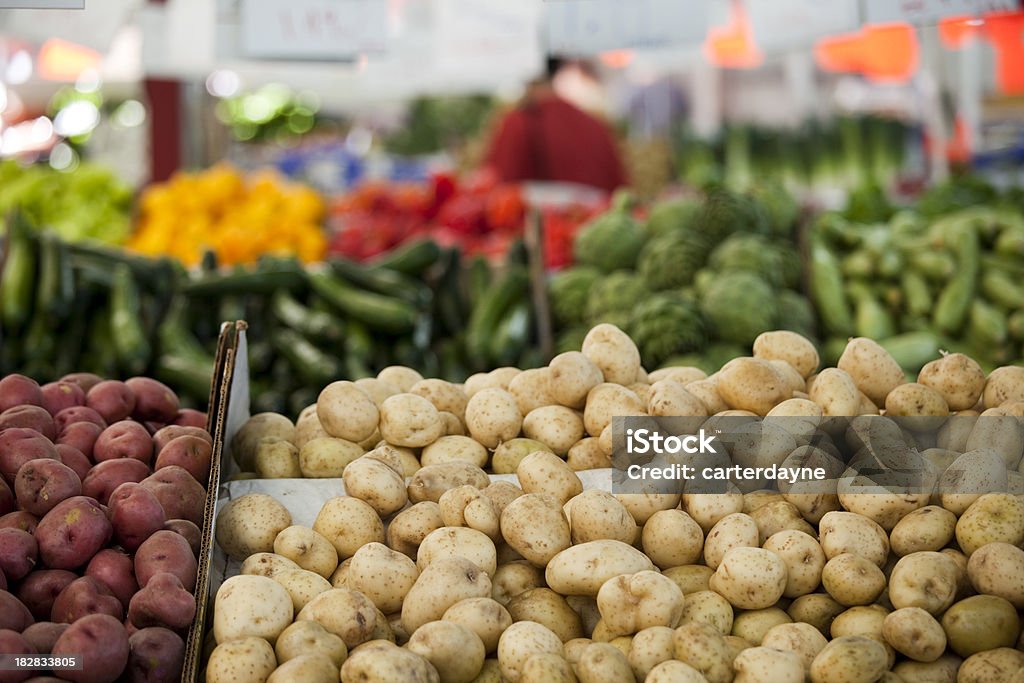 Nombreux des pommes de terre sur un marché des fermiers - Photo de Magasin d'alimentation bio libre de droits