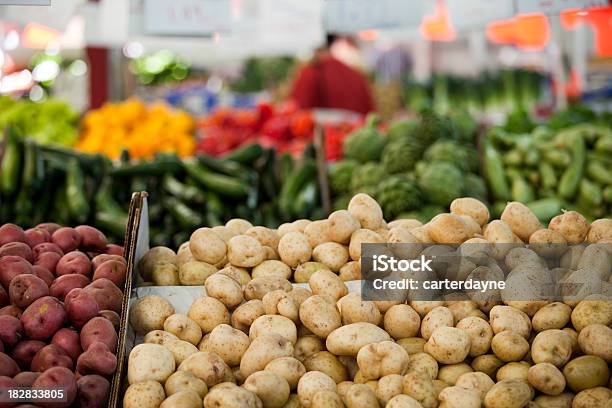 Photo libre de droit de Nombreux Des Pommes De Terre Sur Un Marché Des Fermiers banque d'images et plus d'images libres de droit de Magasin d'alimentation bio