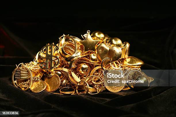 Foto de Sucata Gold e mais fotos de stock de Ouro - Metal - Ouro - Metal, Dourado - Descrição de Cor, Ferro-velho