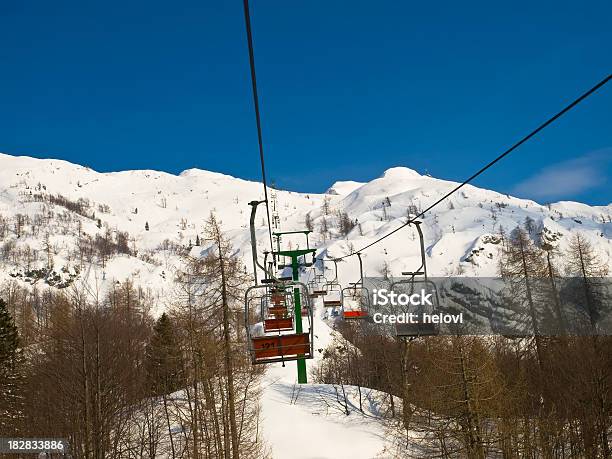 Photo libre de droit de Ski Dans Les Montagnes banque d'images et plus d'images libres de droit de Activité de loisirs - Activité de loisirs, Alpes juliennes, Beauté de la nature