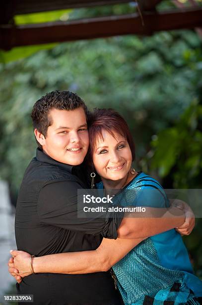 Photo libre de droit de Belle Mère Et Son Fils banque d'images et plus d'images libres de droit de Adolescence - Adolescence, Adolescent, Adulte