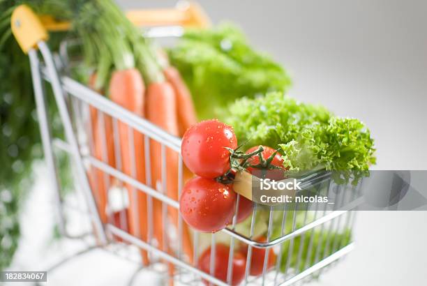 Sanos De Compras Foto de stock y más banco de imágenes de Alimento - Alimento, Carrito de la compra, Comida sana