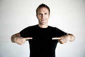 junger-mann-zeigt-textfreiraum-in-schwarz-t-shirt.jpg?b=1&s=170x170&k=20&c=AiKmQ4IPjLCtiUcSKLcUG_Jl8PDTwm42x7KpUTQ3v8Y=