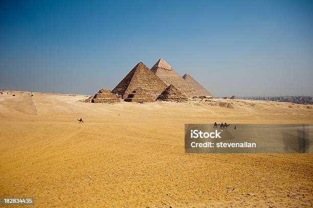 Piramidy W Gizie - zdjęcia stockowe i więcej obrazów Piramidy w Gizie - Piramidy w Gizie, Giza, Panoramiczny