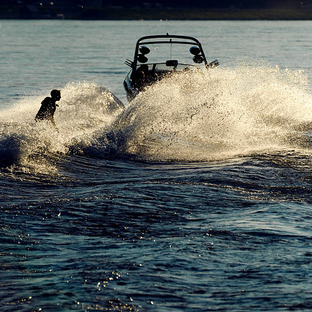 вейкбординг - wakeboarding waterskiing water ski sunset стоковые фото и изображения