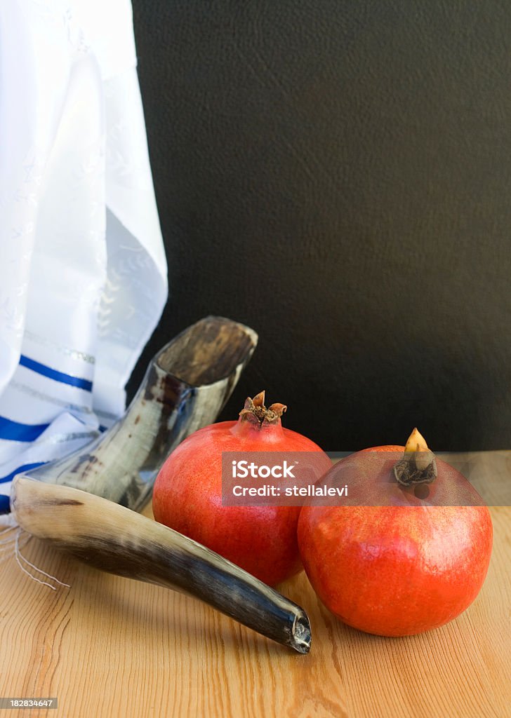 Rosh Hashana- Shofar et pomegranates - Photo de Grenade - Fruit exotique libre de droits