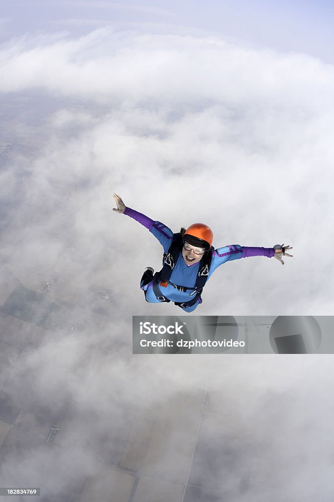 Banque Photo libre de droits: Femme heureuse chute libre - Photo de Parachutisme libre de droits