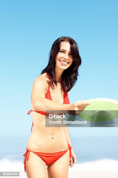 Sexy Mujer Sonriente Jugando Frisbee En La Playa Foto de stock y más banco de imágenes de 25-29 años - 25-29 años, Adulto, Adulto joven