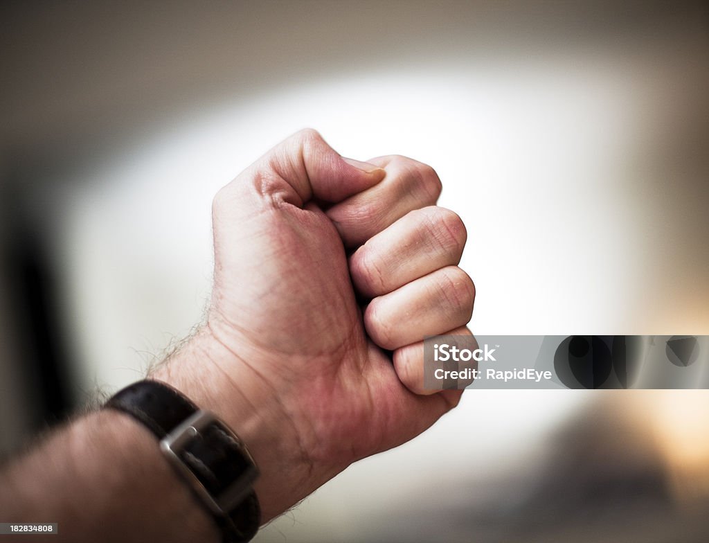 Hombre clenched puño - Foto de stock de Aferrarse libre de derechos