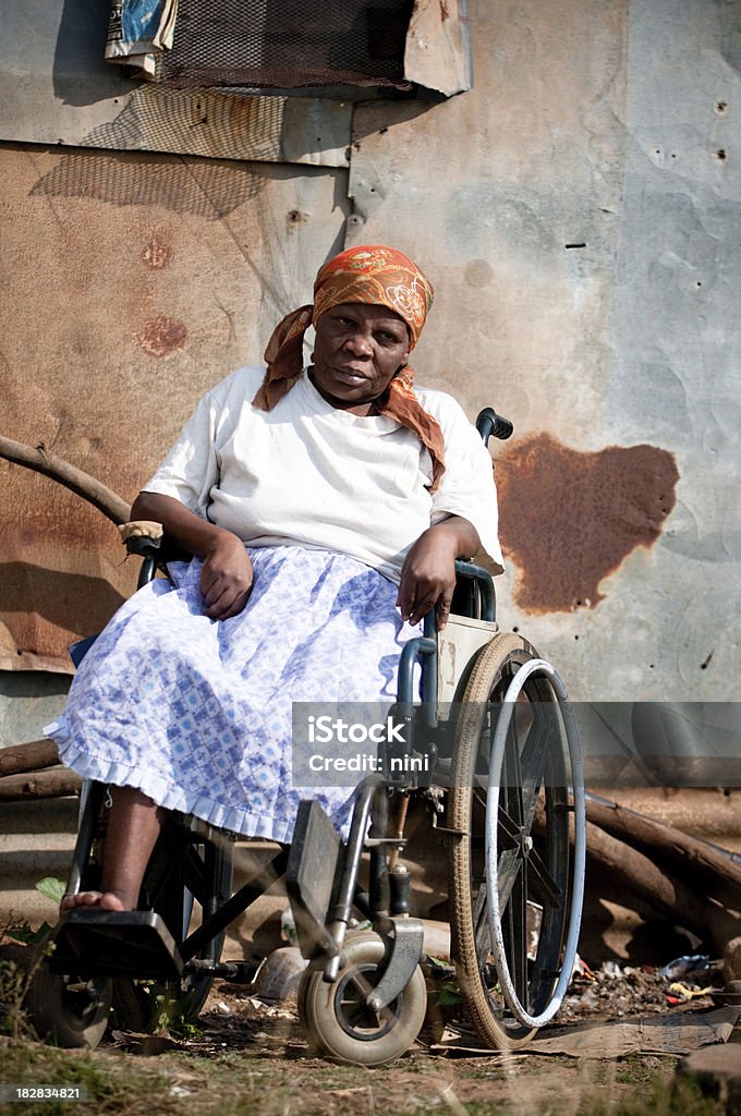 Xhosa donna in sedia a rotelle - Foto stock royalty-free di Ambientazione esterna