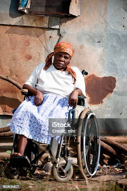 Xhosa Donna In Sedia A Rotelle - Fotografie stock e altre immagini di Ambientazione esterna - Ambientazione esterna, Assistenza, Diversamente abile