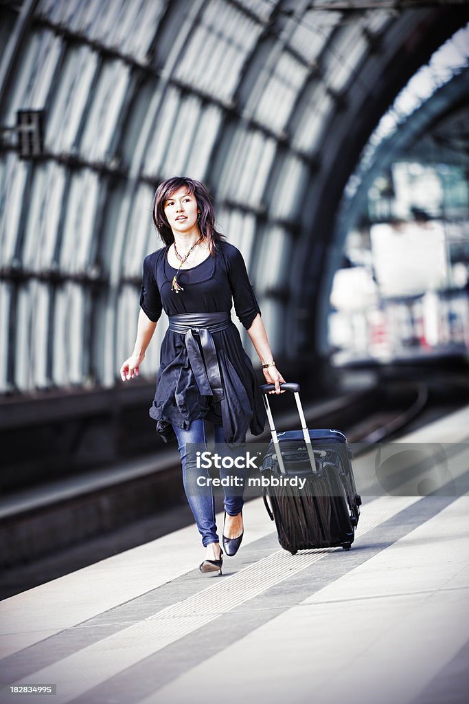 Mujer de negocios en movimiento - Foto de stock de Adulto libre de derechos
