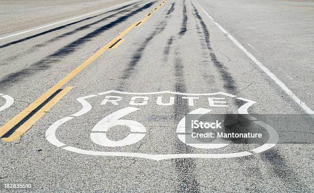 Route 66 アスファルト道路標識 - アスファルトのストックフォトや画像を多数ご用意 - アスファルト, アメリカ合衆国, バケーション
