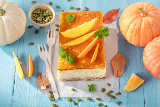 słodki sernik dyniowy z karmelem i pomarańczami. - healthy eating cake halloween seed zdjęcia i obrazy z banku zdjęć