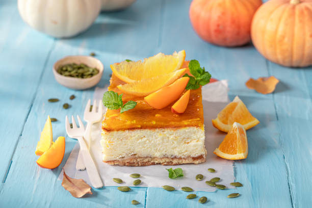 gustosa cheesecake alla zucca aromatizzata con zucche e arance. - healthy eating cake halloween seed foto e immagini stock