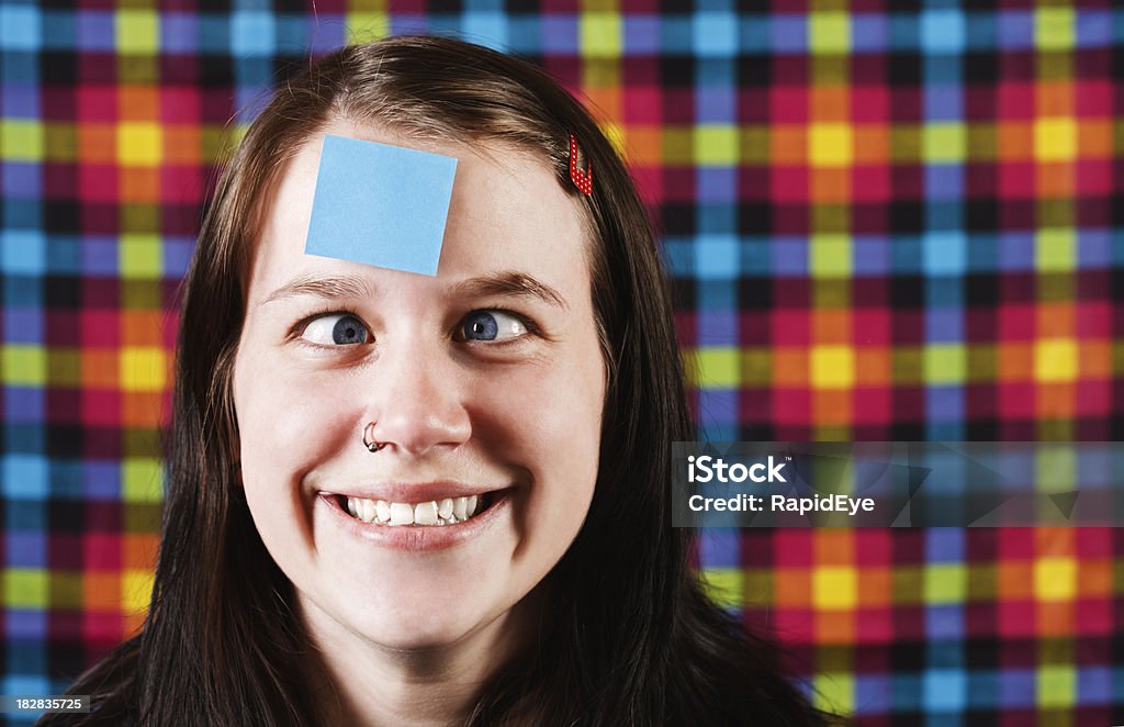 Zany wygląda dziewczyna squints w blue Karteczka samoprzylepna na czoło - Zbiór zdjęć royalty-free (20-29 lat)
