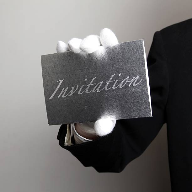 butler con plata invitación - first class butler white glove fotografías e imágenes de stock