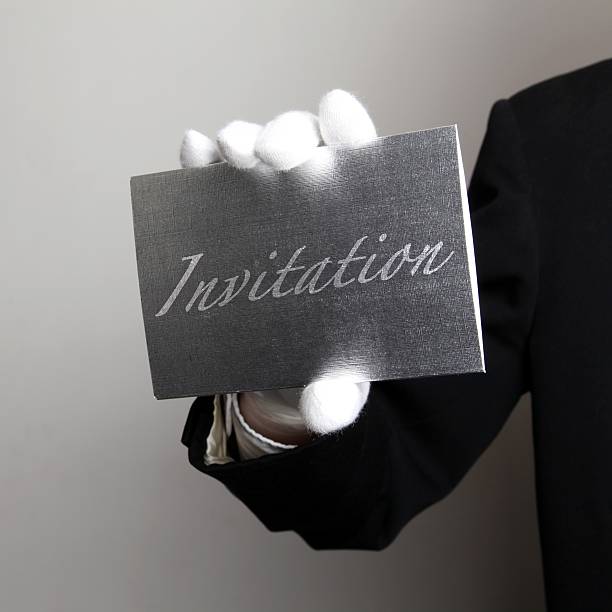 mordomo com silver convite - first class butler white glove - fotografias e filmes do acervo