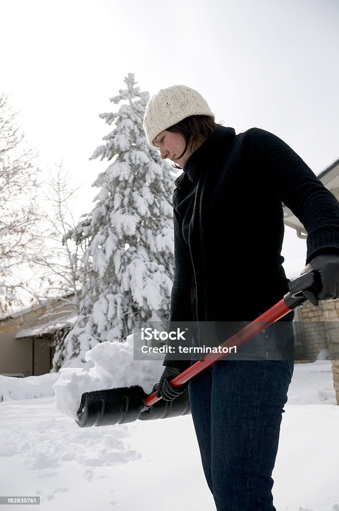 Mulher segurando Pá para neve - Foto de stock de Adulto royalty-free