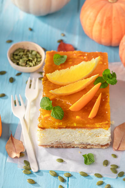 cheesecake alla zucca fatta in casa aromatizzata con zucche e arance. - healthy eating cake halloween seed foto e immagini stock