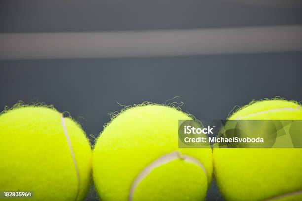 Tennis Ball Stockfoto und mehr Bilder von Einzelveranstaltung - Einzelveranstaltung, Entspannungsübung, Fehler - Sportbegriff