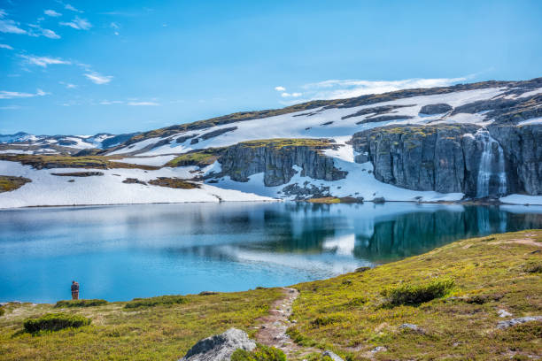 der flotane-wasserfall entlang der malerischen aurlandsfjellet-route in norwegen ist ein beliebtes reiseziel an einem sommertag - sogn og fjordane county stock-fotos und bilder