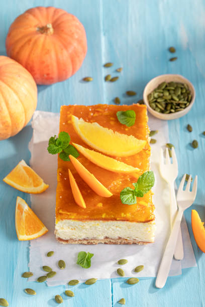 cheesecake alla zucca fatta in casa decorata con arance e zucche. - healthy eating cake halloween seed foto e immagini stock