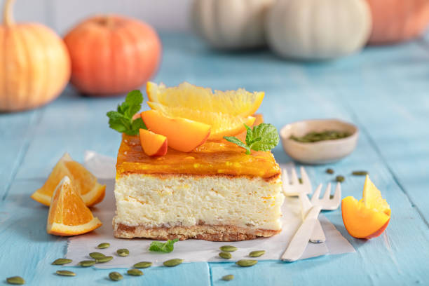 gustosa cheesecake alla zucca con caramello e arance. - healthy eating cake halloween seed foto e immagini stock