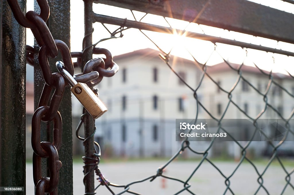 Bloqueo y orificio en la red contra la luz - Foto de stock de Puerta - Estructura libre de derechos