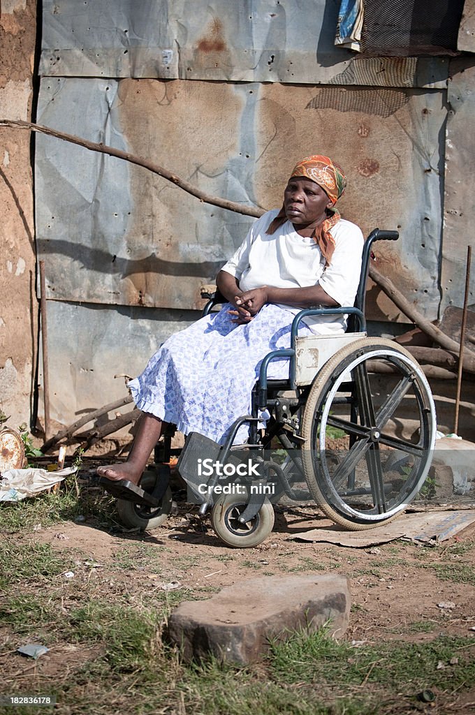 Xhosa femme en fauteuil roulant - Photo de 60-64 ans libre de droits