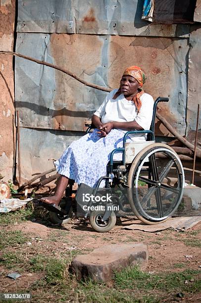 Photo libre de droit de Xhosa Femme En Fauteuil Roulant banque d'images et plus d'images libres de droit de 60-64 ans - 60-64 ans, Action caritative et assistance, Adulte