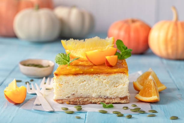 gustosa cheesecake alla zucca a base di arance e kajmak. - healthy eating cake halloween seed foto e immagini stock