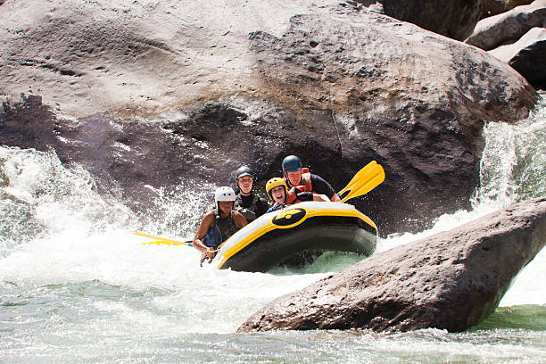 rio cangrejal rafting - rafting strength excitement men - fotografias e filmes do acervo
