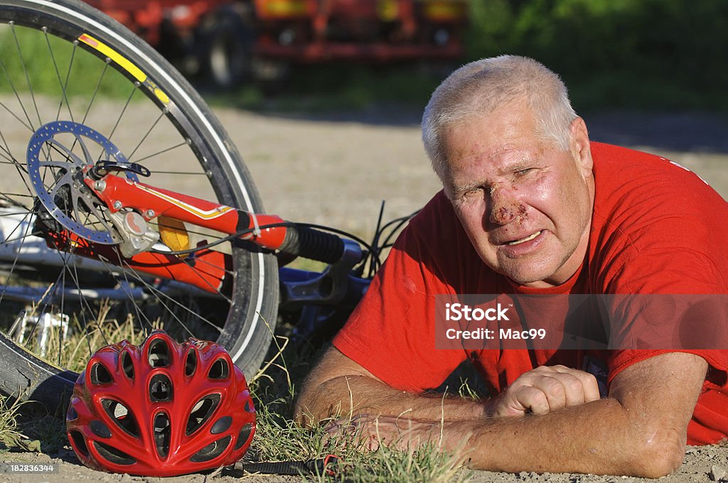 Ferido sênior com bicicleta de estrada - Foto de stock de Caindo royalty-free