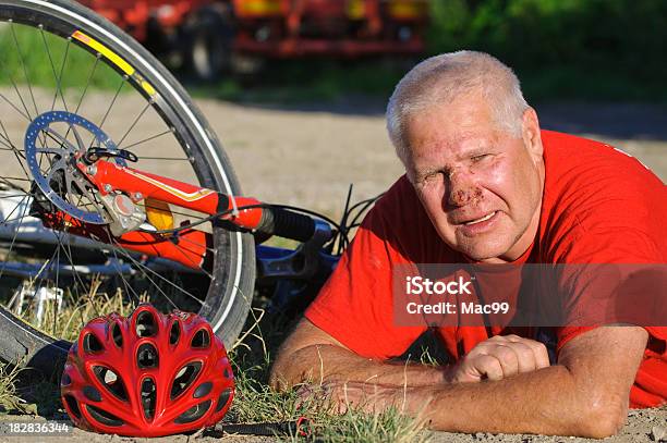 Раненых Старший После На Велосипеде Катастрофа — стоковые фотографии и другие картинки Кататься на велосипеде - Кататься на велосипеде, Падать, Двухколёсный велосипед