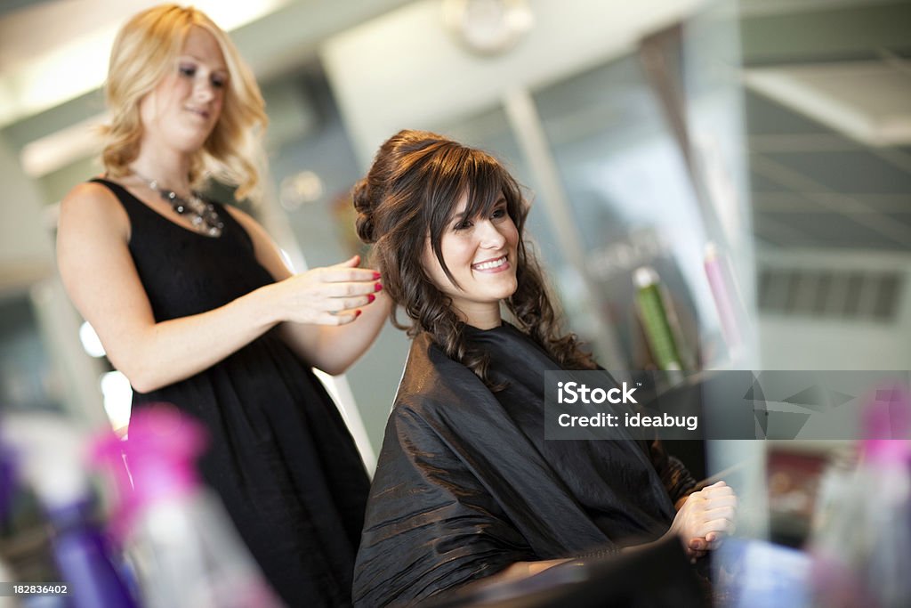 Jeune femme faire en coiffure chignon au Salon de beauté - Photo de 20-24 ans libre de droits