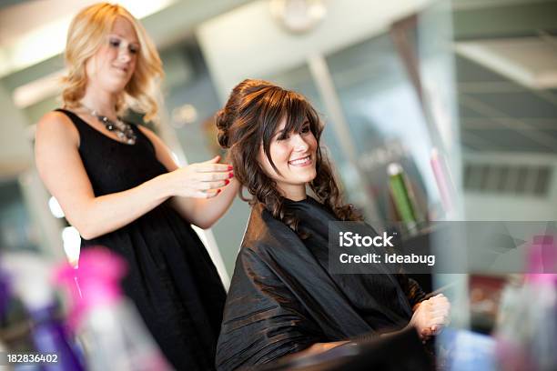 Photo libre de droit de Jeune Femme Faire En Coiffure Chignon Au Salon De Beauté banque d'images et plus d'images libres de droit de 20-24 ans