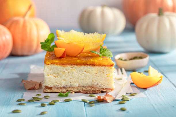 gustosa cheesecake alla zucca decorata con arance e zucche. - healthy eating cake halloween seed foto e immagini stock