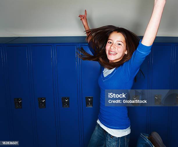 Szkoły Dziewczyna Skoki W Radości - zdjęcia stockowe i więcej obrazów 12-13 lat - 12-13 lat, Czynność ruchowa, Dzieciństwo