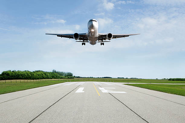 xl jet aereo atterraggio sulla pista - runway airport airfield asphalt foto e immagini stock