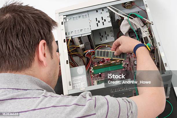 Foto de Engenheiro De Computação e mais fotos de stock de Adulto - Adulto, Branco, Computador