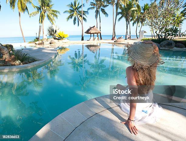 여자 옆에 앉아 있는 수영장 해양수 백그라운드에서 건강한 생활방식에 대한 스톡 사진 및 기타 이미지 - 건강한 생활방식, 관광 리조트, 레저 추구