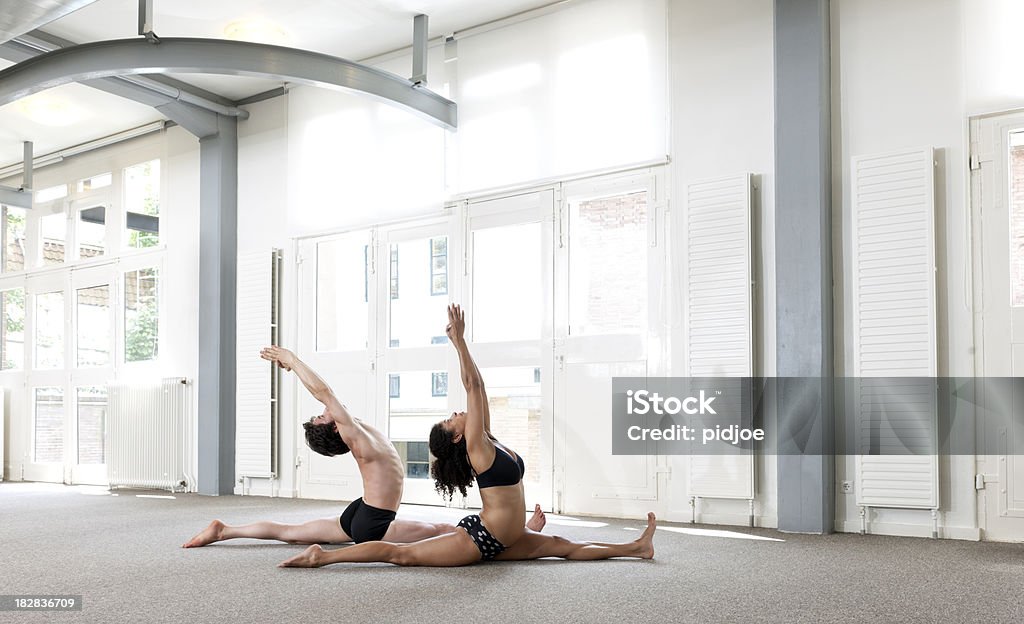Mann und Frau durch yoga Bein split-pose XXXL Bild - Lizenzfrei 30-34 Jahre Stock-Foto