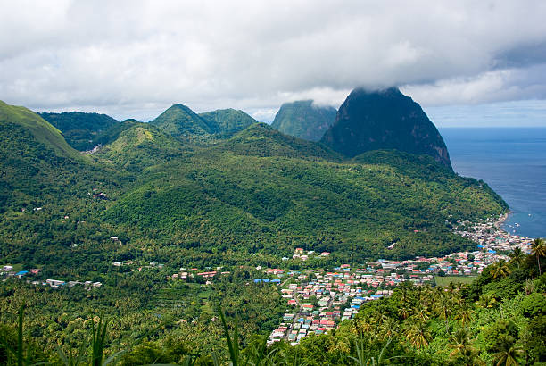 美しいスフリエールタウンやピトンセントルシア - st lucia antilles eco tourism tourism ストックフォトと画像