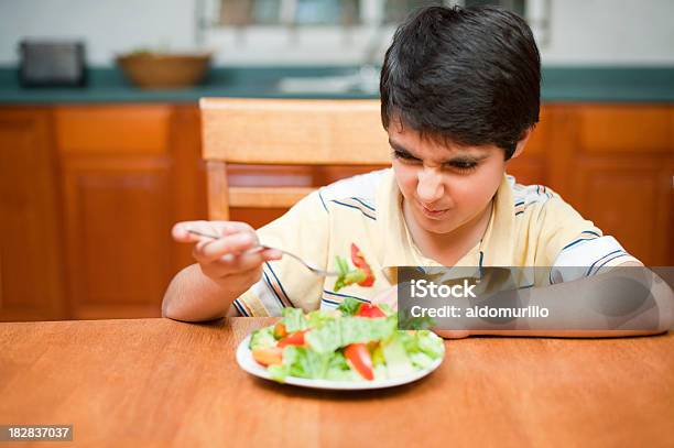 Foto de Menino Disliking Sua Salada e mais fotos de stock de Comida - Comida, Interior de casa, Meninos