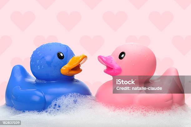 Foto de O Amor Está No Ar e mais fotos de stock de Pato de Borracha - Pato de Borracha, Rosa - Cor, Azul