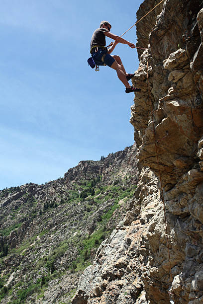 no alto rock alpinista rapel para baixo - climbing rock climbing rock mountain climbing imagens e fotografias de stock