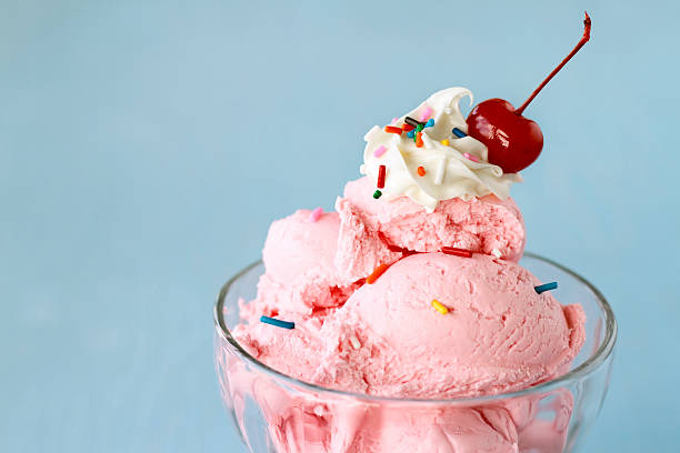 Gelado de Morango com Fruta - fotografia de stock